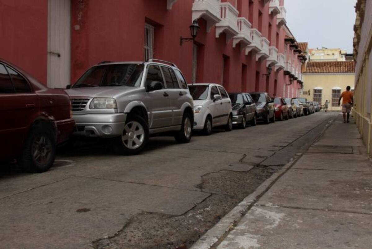 De ser aprobado el proyecto que establece el sistema de estacionamiento regulado en las vías pública del Distrito, se organizaría la movilidad y el tránsito vehicular y peatonal en el Centro, según la administración. Archivo.