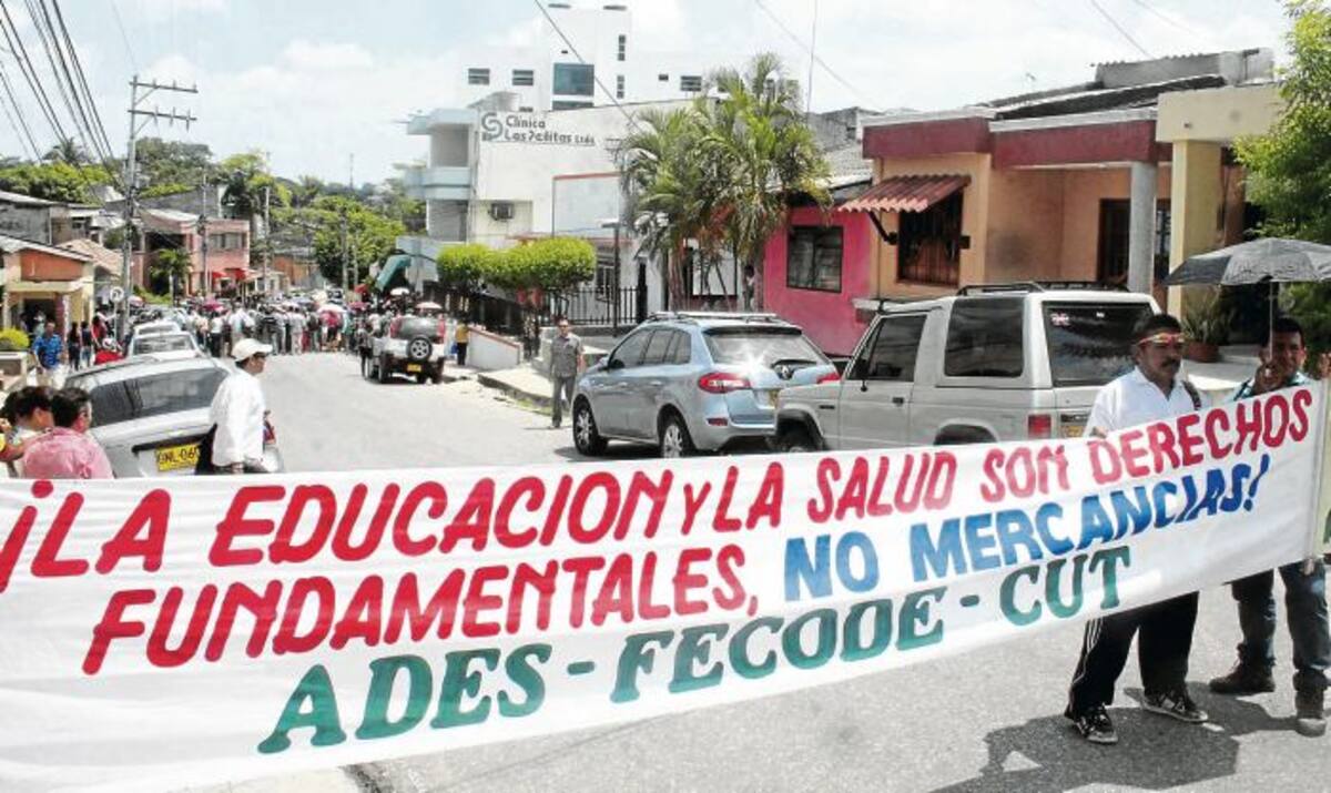 Los educadores bloquearon desde las 10:30 de la mañana la carrera 16 con sus protestas MANUEL SANTIAGO PÉREZ/EL UNIVERSAL/