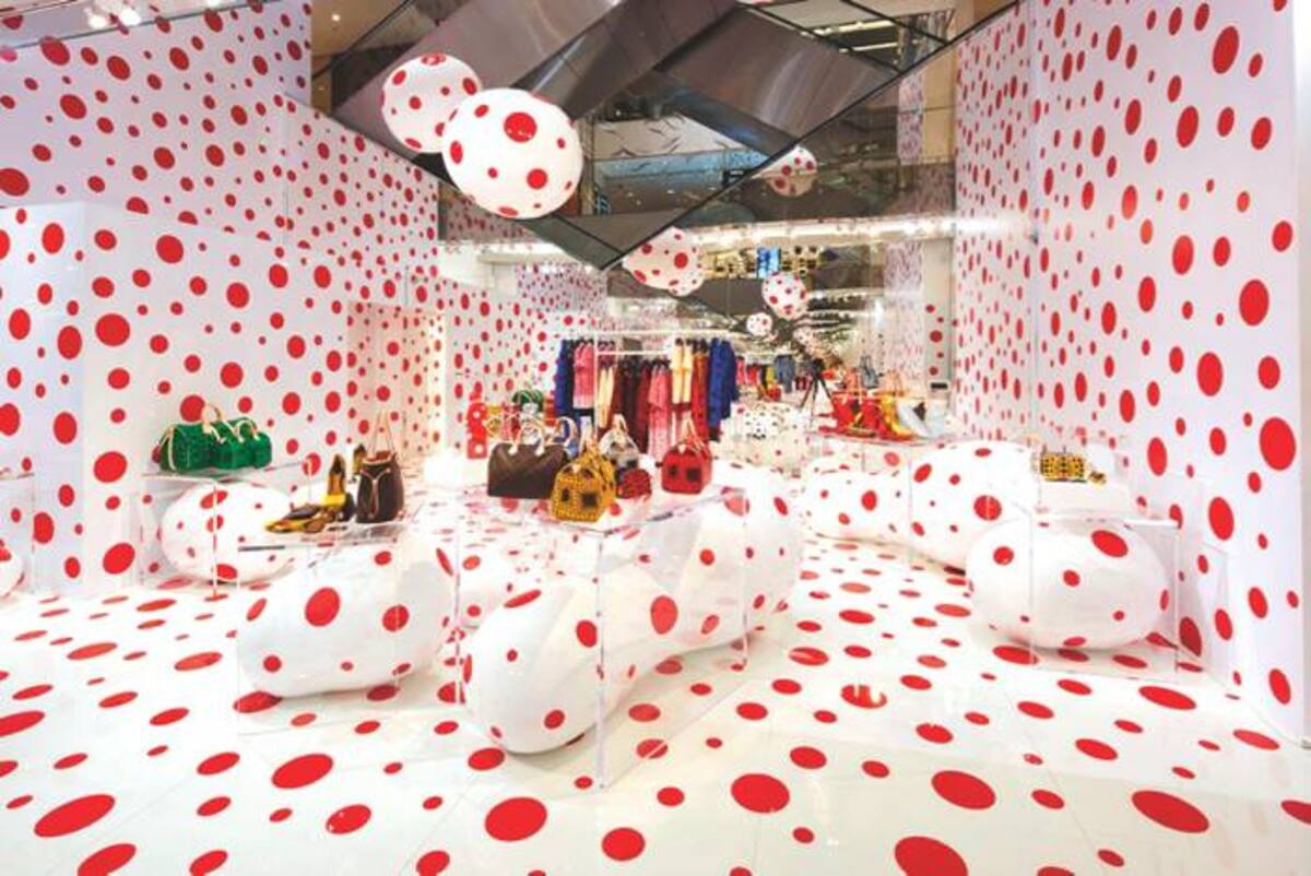 La tienda de París fue diseñada con bolas de acero inoxidables, que le dan un movimiento agradable y contemporáneo a los maniquís y a las muñecas de Kusama. Las vitrinas están revestidas de lunares blancos y rojos, y de muchas pelucas de estos colores.