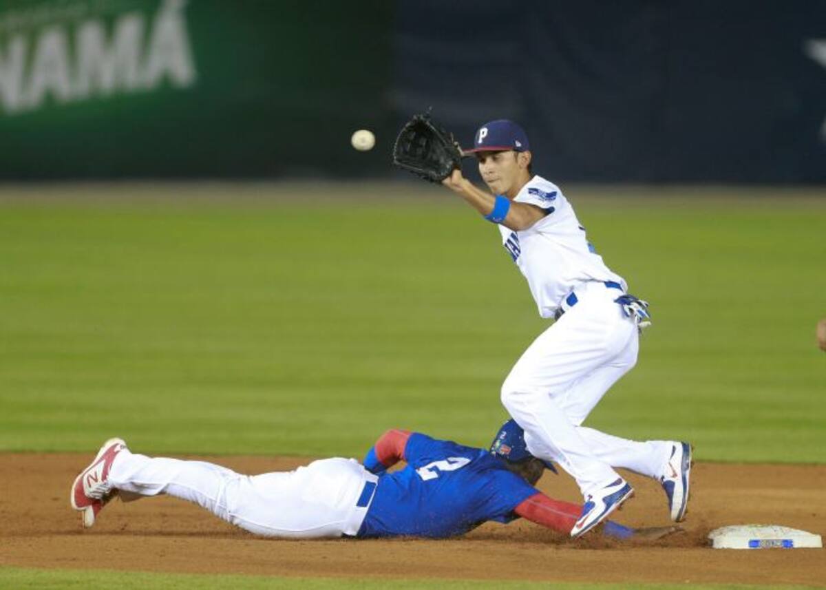 Dilson Herrera, de Colombia llega quieto a la base en el juego de anoche entre Colombia y Panamá. AP