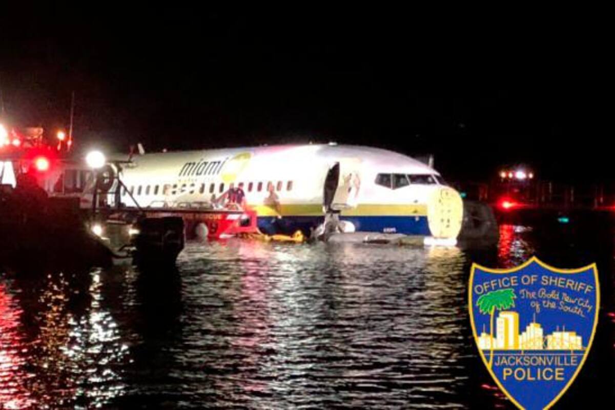 Avión con 136 personas a bordo cayó a río en EE. UU. tras salirse de la pista