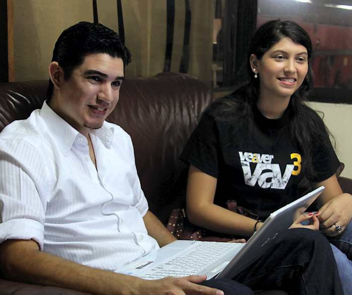 Rafael Payares, coordinador de Ve a Ver, junto a Vanessa Prins, funcionaria del Festival. Maruja Parra - El Universal