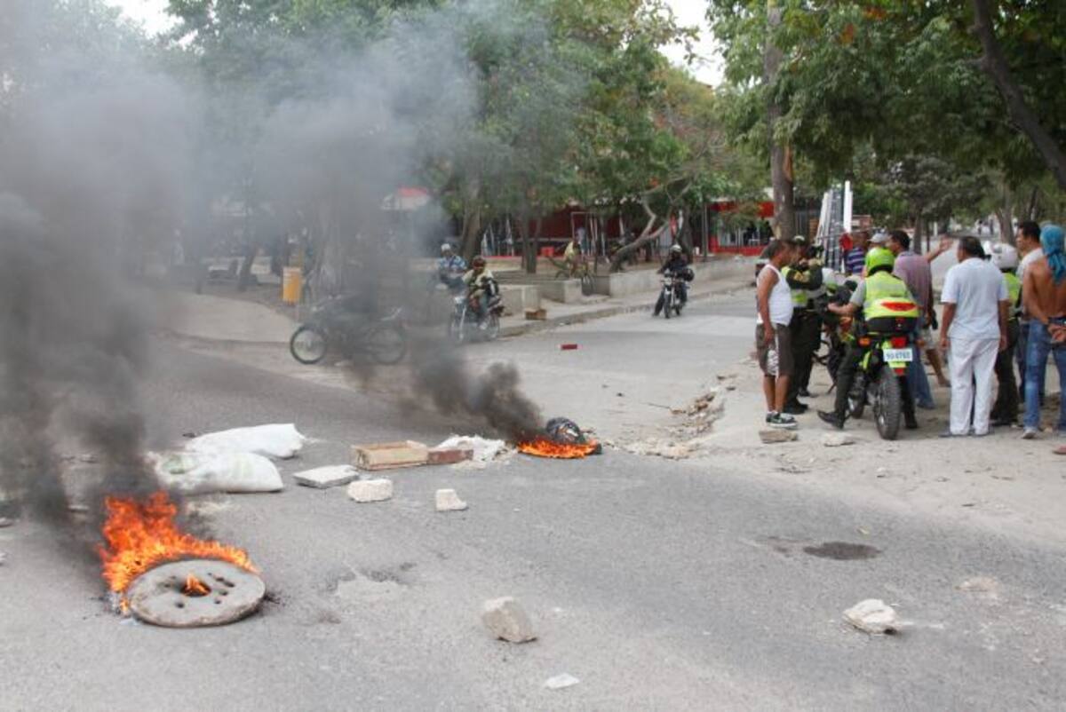 El 15 de mayo de este año los habitantes de San Pedro bloquearon la Bomba del Amparo para exigir que Electricaribe les pusiera el servicio de energía. ARCHIVO - EL UNIVERSAL