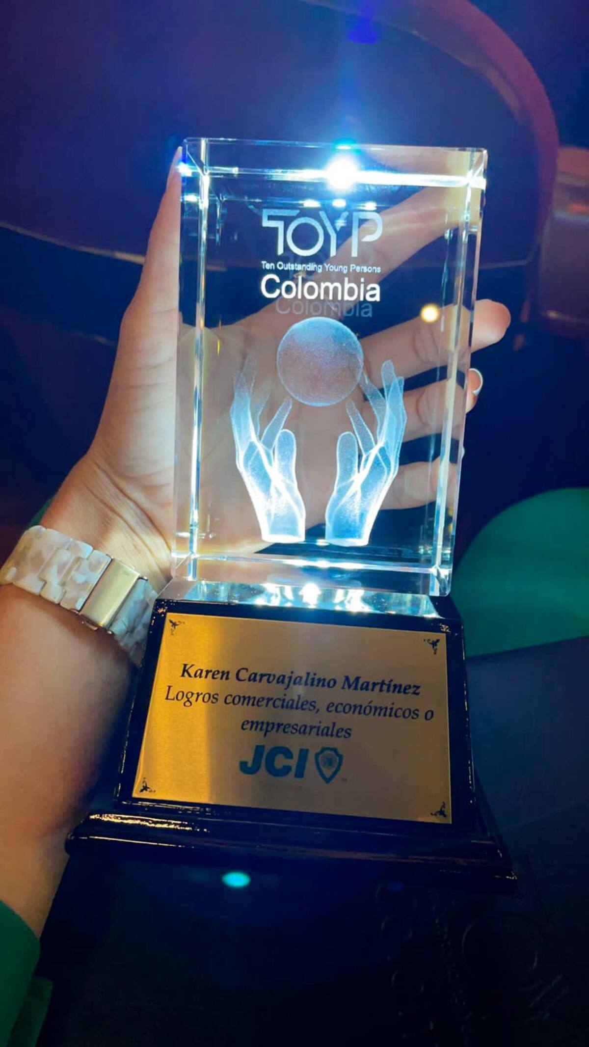 Grace Kelly Carrillo Pasada, presidente de la JCI Colombia, Karen Carvajalino y José Cubillos Torres, expresidente de la JCI Bogotá y quien impulsó por primera vez el programa TOYP en Colombia (1964).//Foto: Cortesía.