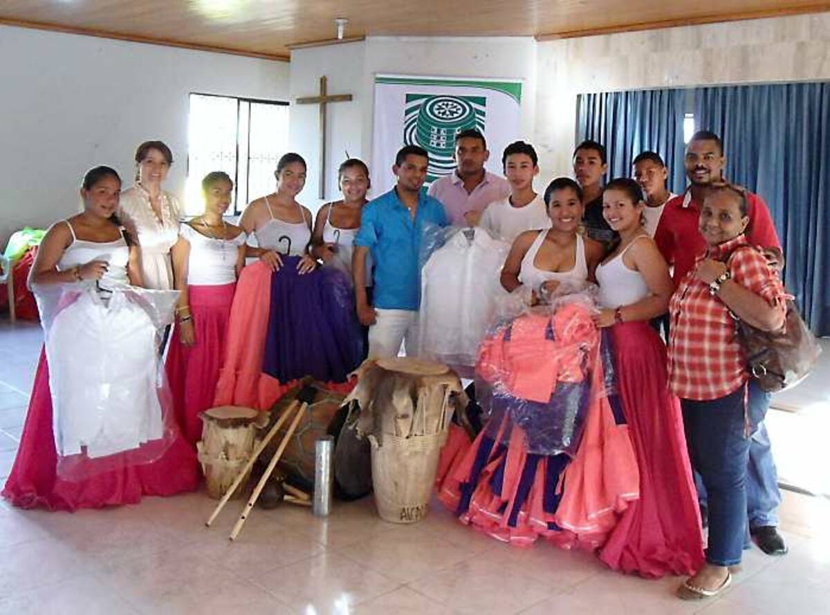 Dotación de uniformes a grupos de danzas.