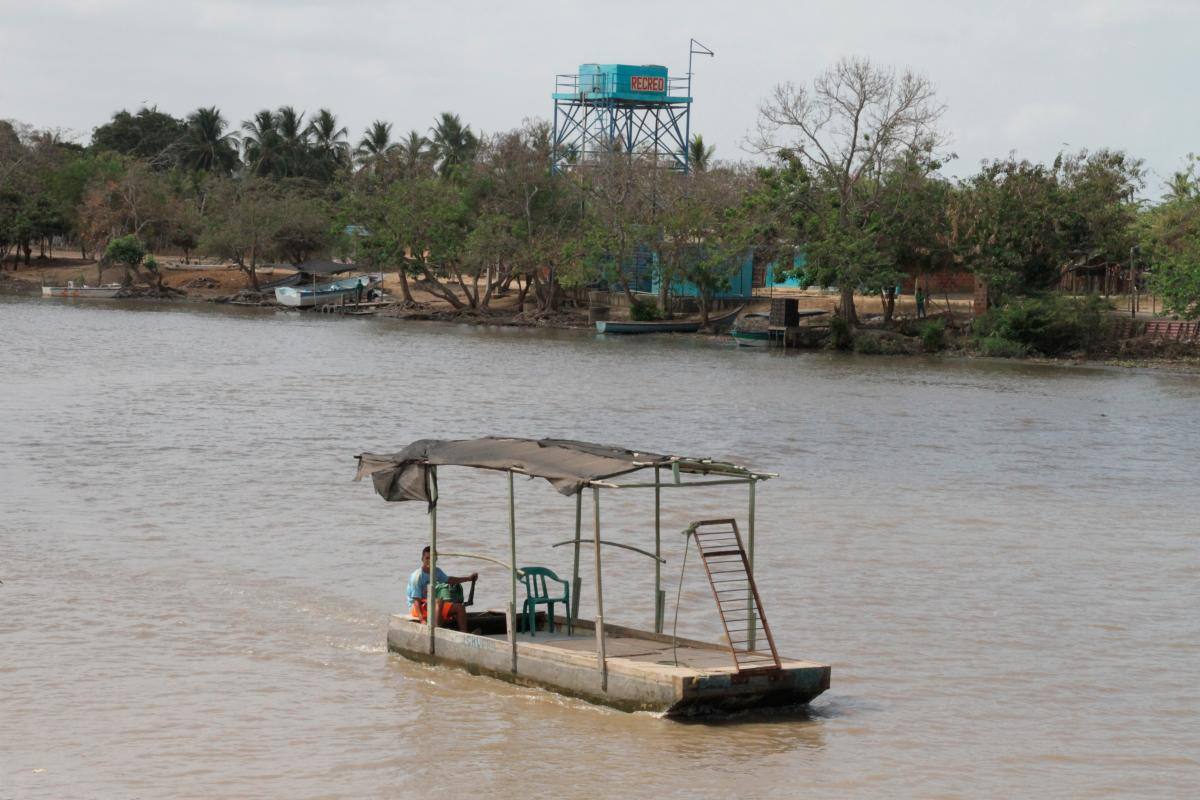 Por el momento, la única forma de transporte es por el canal del Dique.
