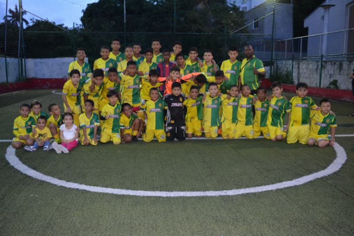 Parte de los jugadores de la Escuela de Fútbol Independiente Cartagena.
