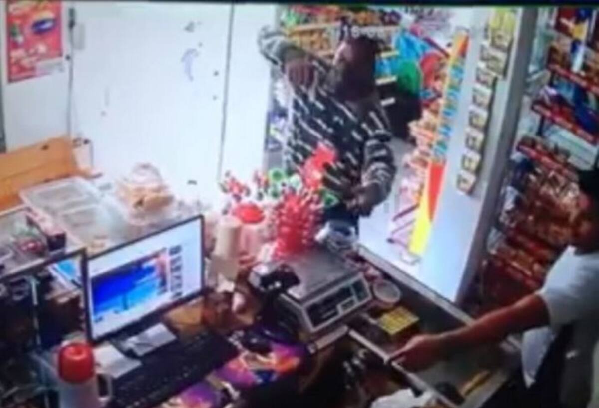 El momento del hurto quedó grabado en un video de cámaras de seguridad de un negocio y con base a este material el ladrón está siendo buscado. Captura