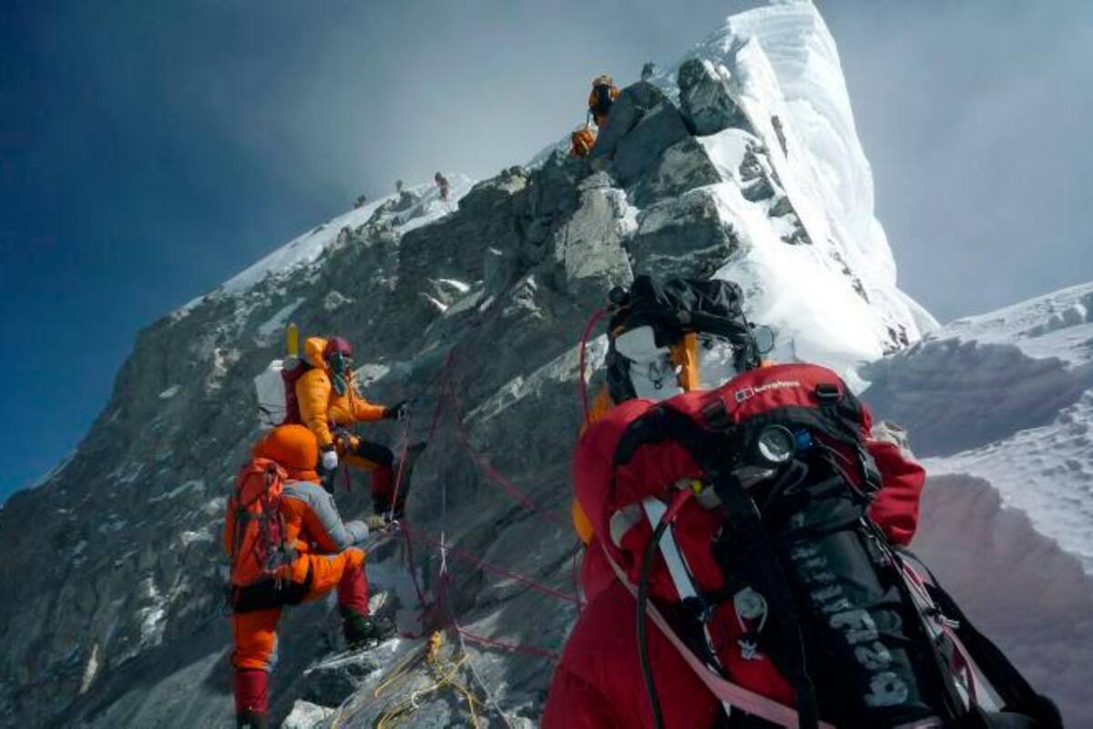 En el Everest hay al menos 100 positivos al COVID-19, según guía de montaña