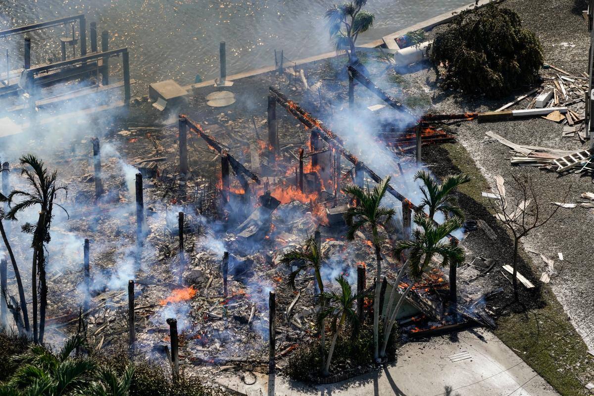 Algunas casas quedaron en llamas tras el paso de Ian producto de los daños eléctricos. //AP