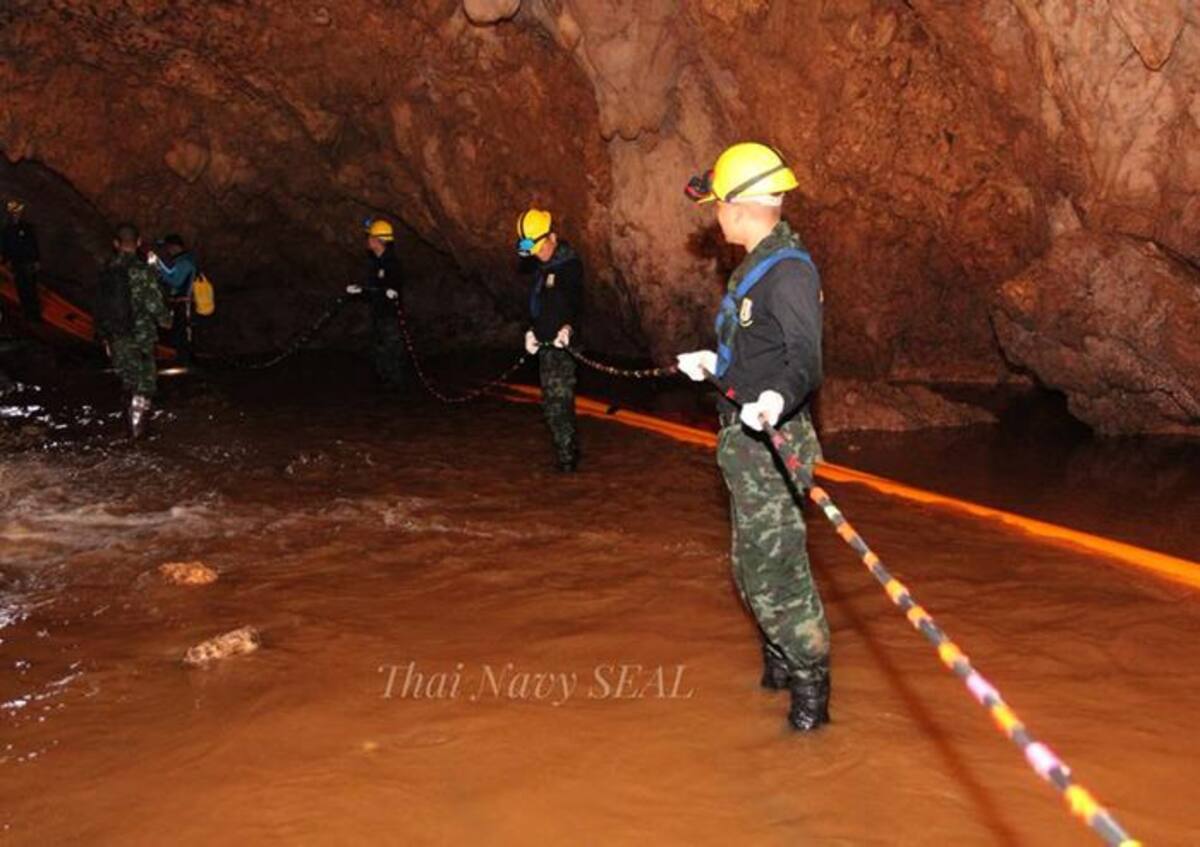 Fotografía cedida por la marina tailandesa hoy, viernes 6 de julio de 2018, que muestra personal militar tailandés mientras transportan materiales durante las operaciones de rescate del equipo de fútbol juvenil y su entrenador atrapados en la cueva Tham Luang. EFE THAI NAVY SEAL HANDOUT