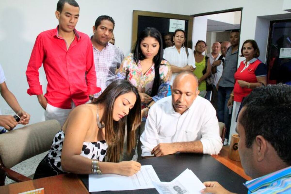 Gustavo Martínez y su comité promotor de firmas se inscribieron ayer ante el registrador especial Marco Vargas. Zenia Valdelamar