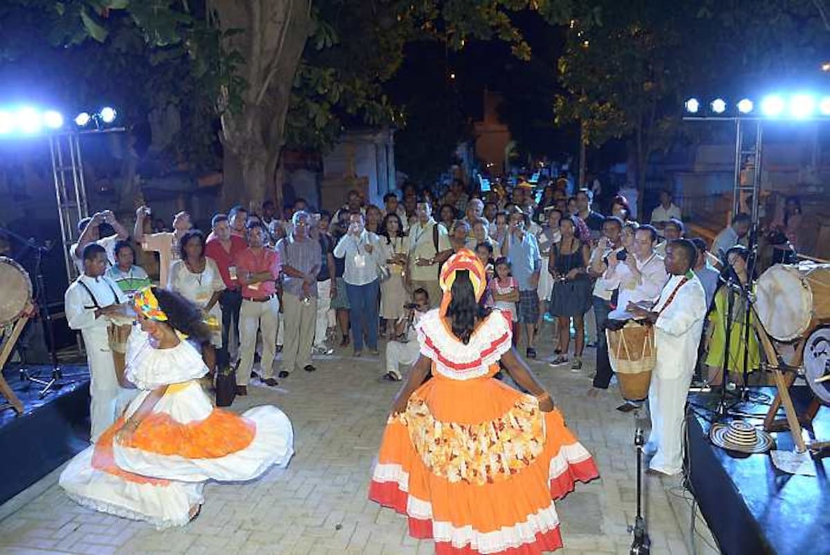 Tambores de Cabildo realizó un bello concierto de tambores en el cementerio de Manga. FOTOS: CORTESÍA