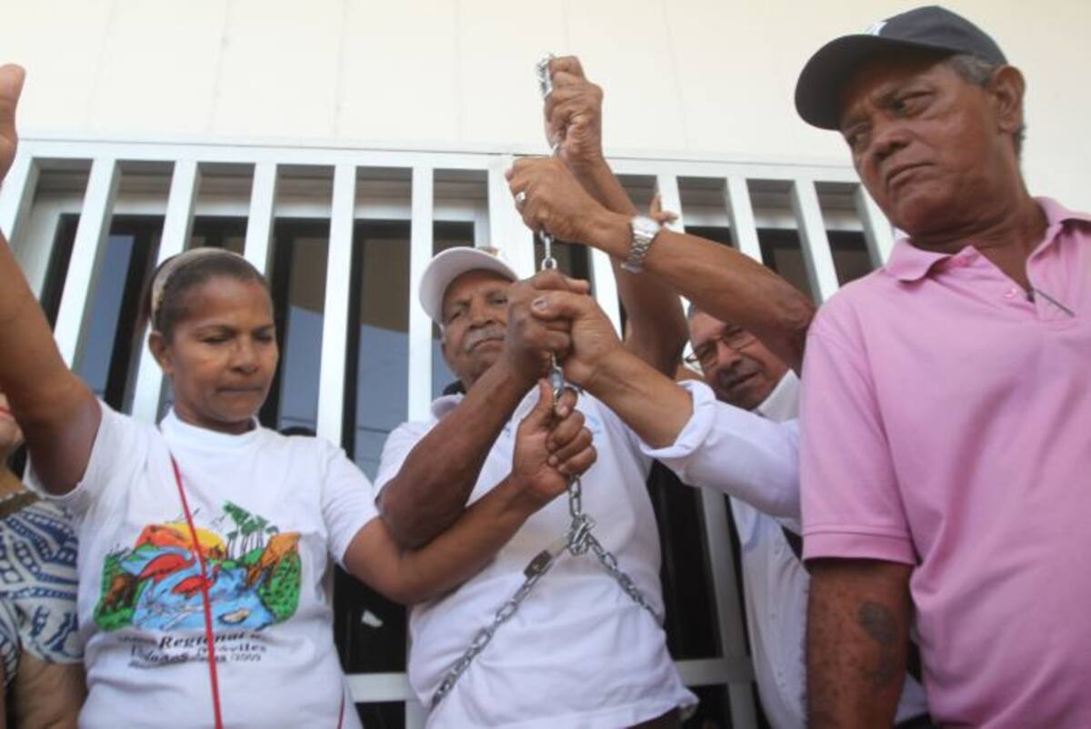 Protesta de pensionados de Colpuertos y miembros del magisterio contra la Clínica General del Norte en Cartagena. JULIO CASTAÑO, EL UNIVERSAL