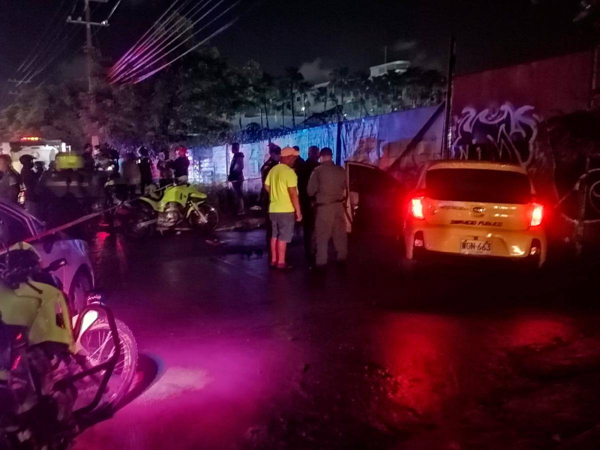 La Policía Metropolitana de Cartagena inspecciona el lugar del crimen. //Óscar Díaz Acosta - El Universal