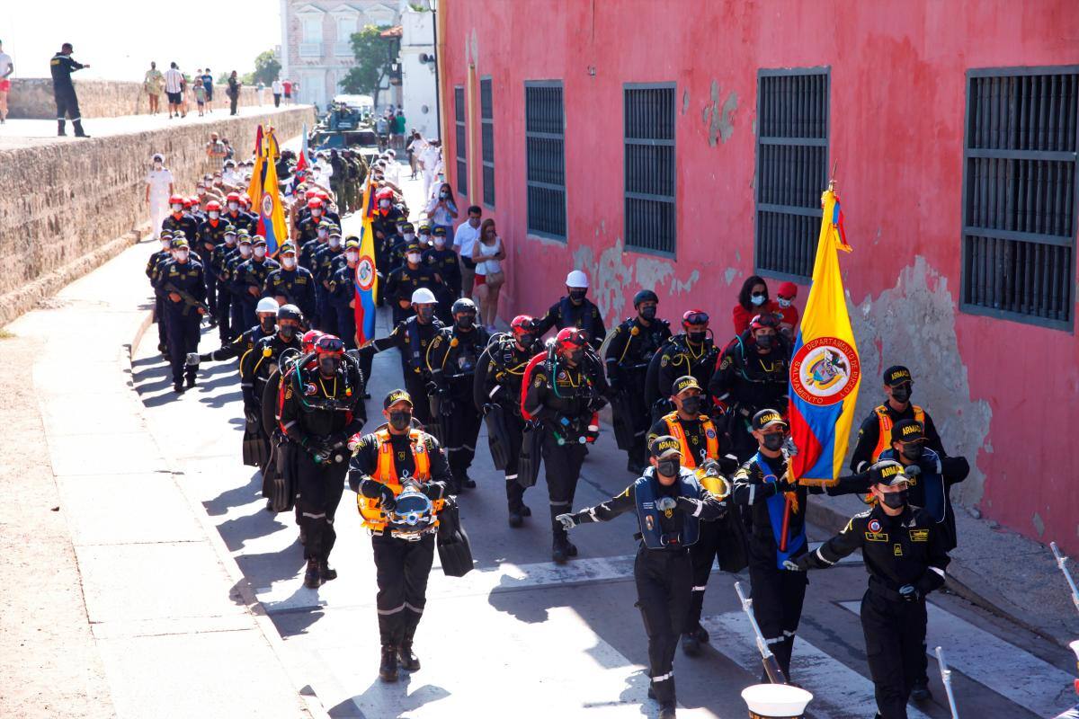En son de protesta por los fallecidos en medio de las manifestaciones, colgaban las banderas al revés. //Julio Castaño - El Universal