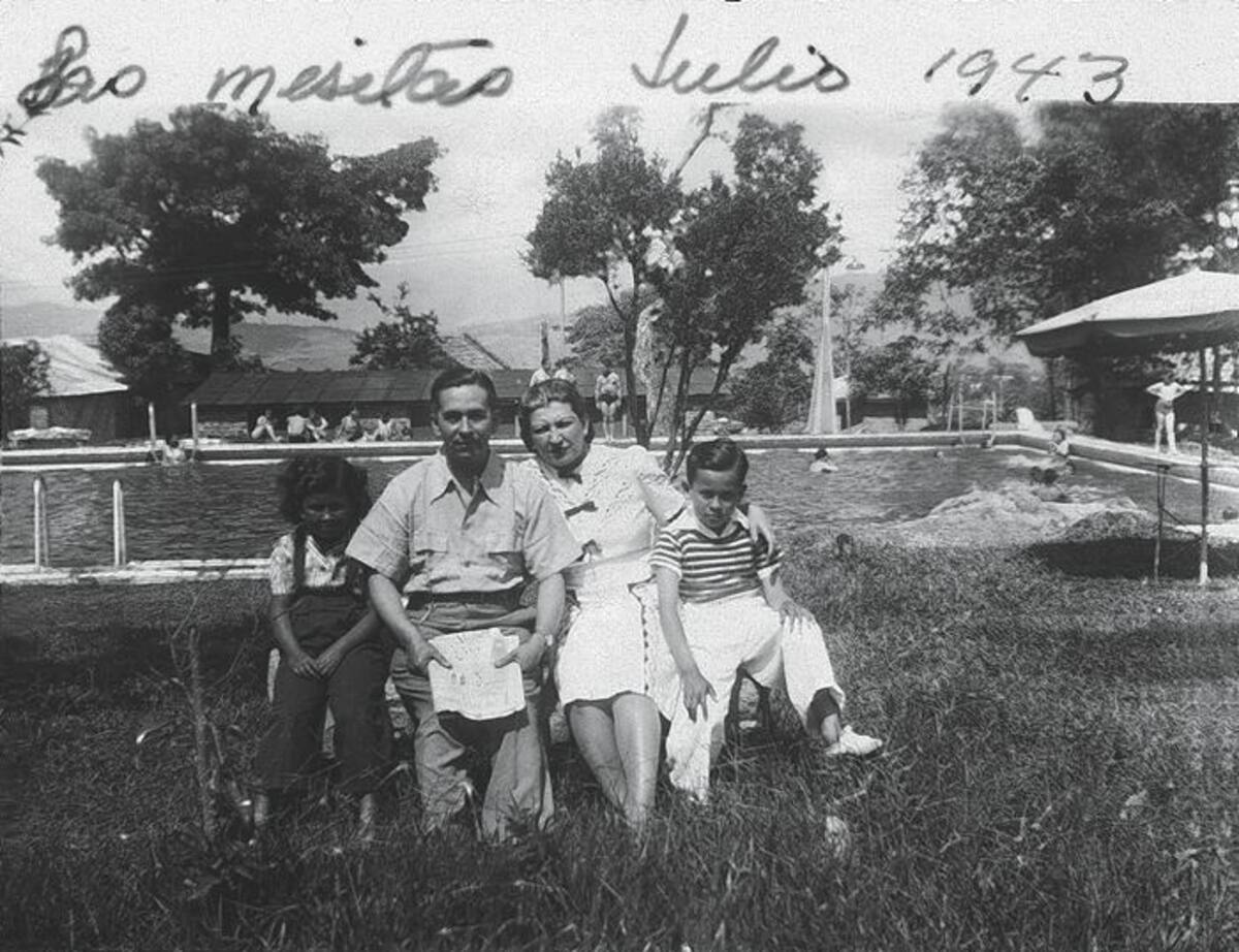 Llinás junto a su familia. CORTESÌA Archivo familiar.