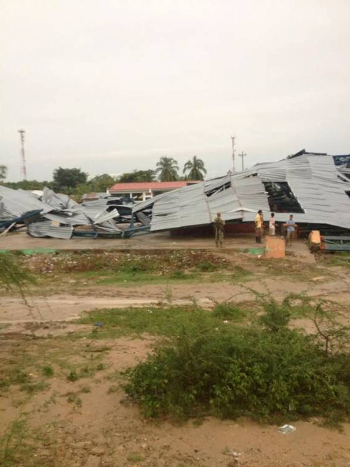 El coliseo Cubierto en Córdoba, Bolívar fue destruido por el vendabal. @HappyBecerra