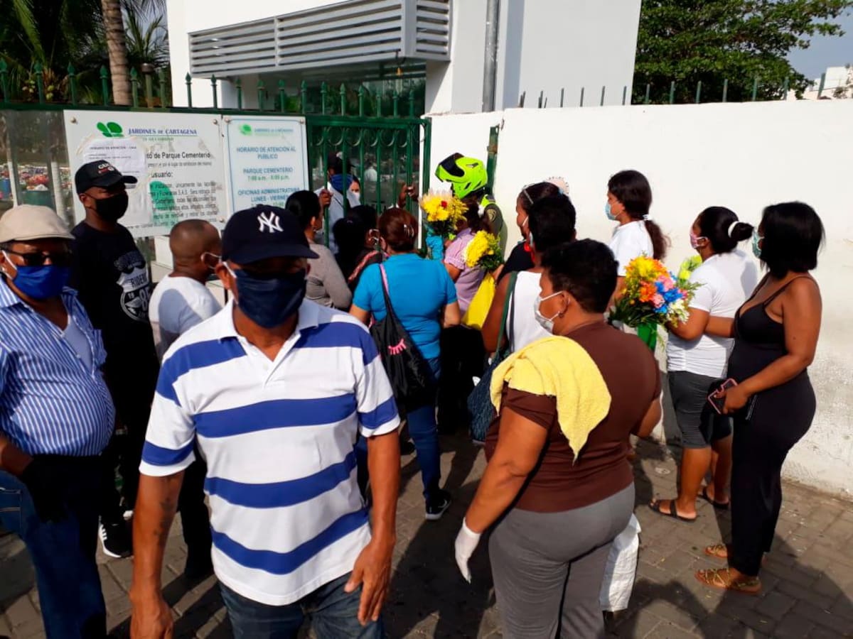 Sin guardar la distancia exigida por las normas de seguridad sanitaria varias personas intentan entrar a visitar a sus difuntos. Foto//Julio Castaño.