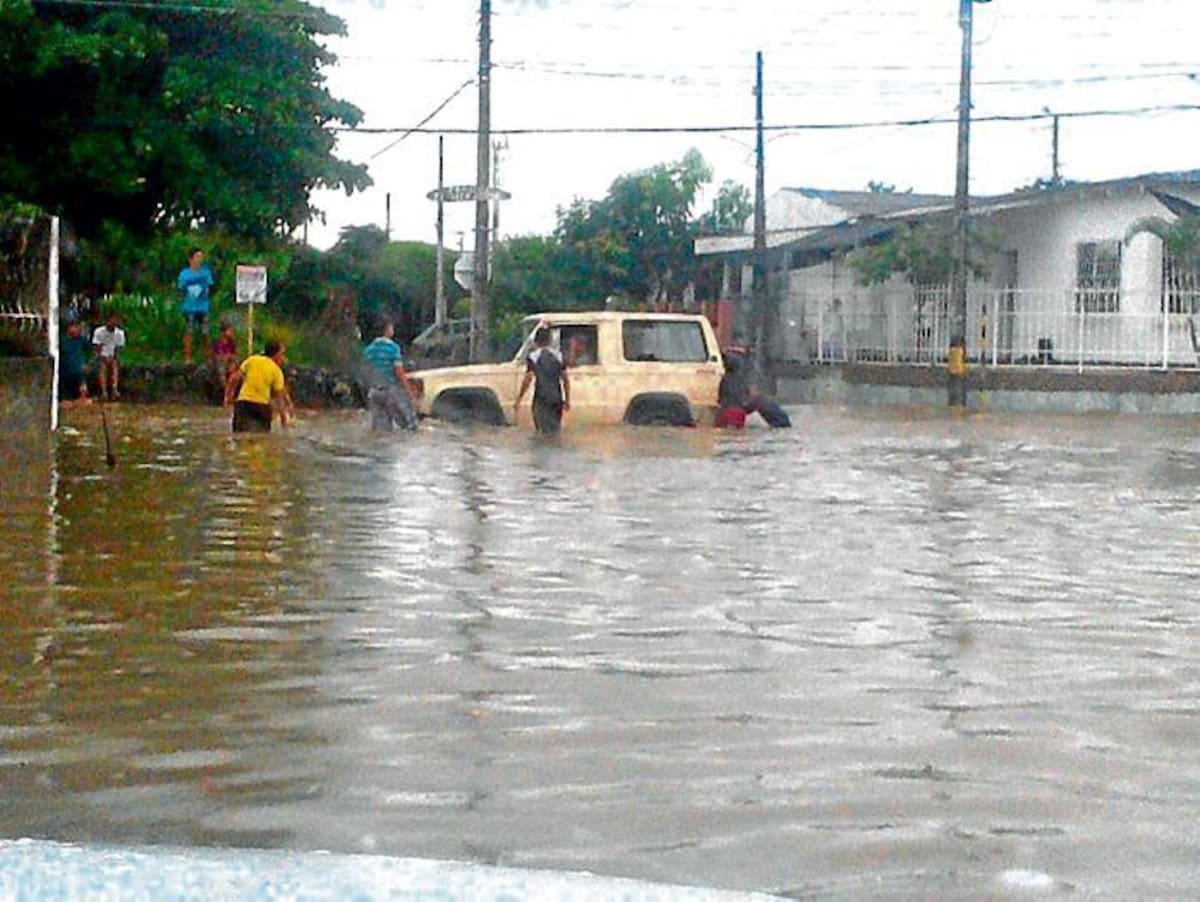 La cantidad de agua hizo que se afectara el sistema hidráulico y las calles terminaron convertidas en ríos, con fuertes corrientes. EL UNIVERSAL.