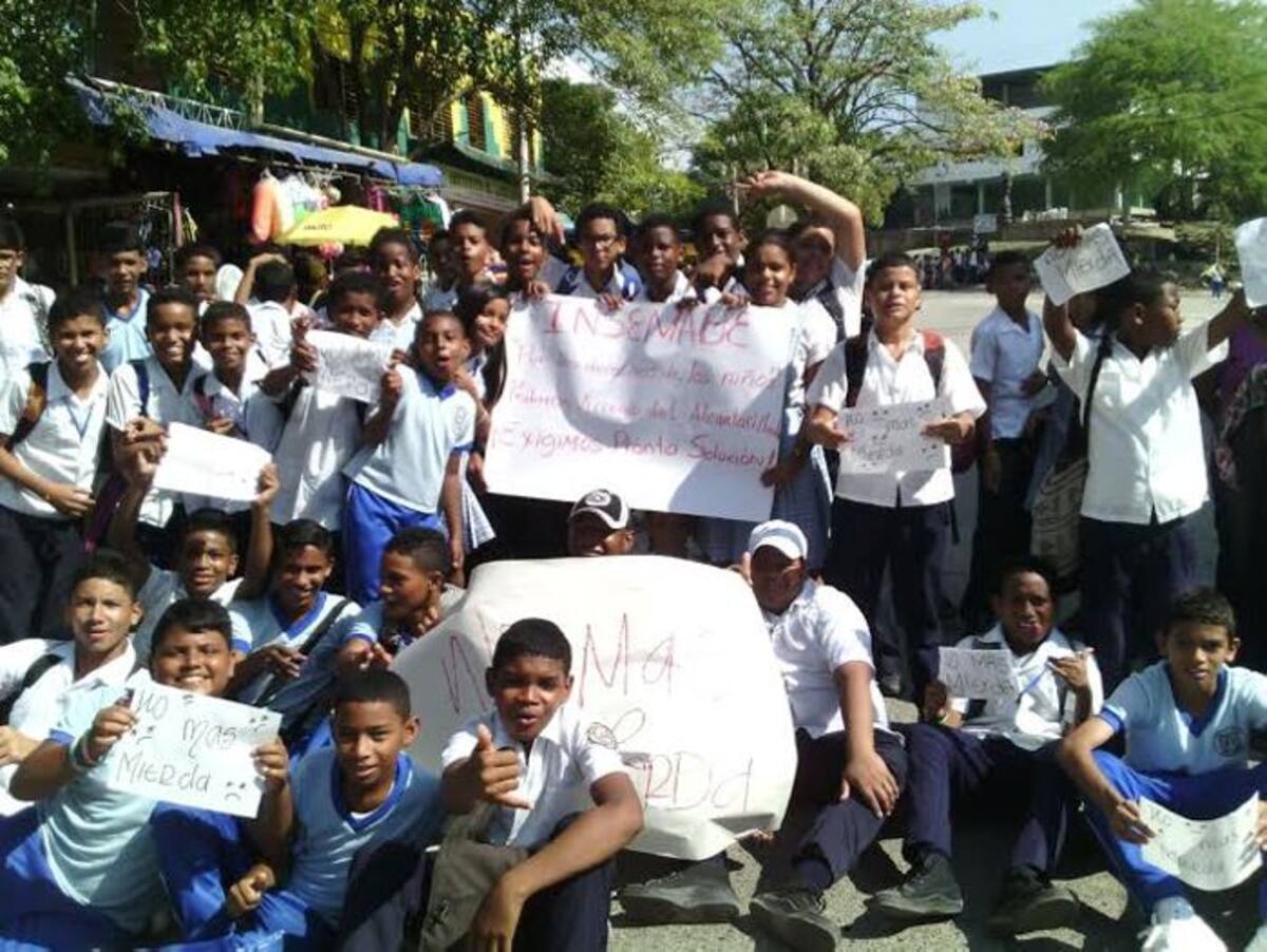 El plantón se realizó en el barrio Los Cerros, donde está ubicada la Institución JULIO CASTAÑO-EL UNIVERSAL