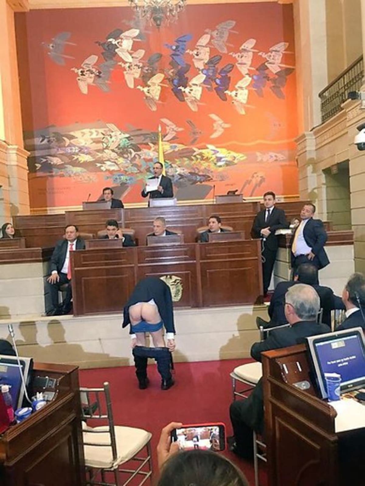 Mockus se bajó los pantalones para que la gente hiciera silencio y atendieran el discurso del senador Efraín Cepeda. Colprensa