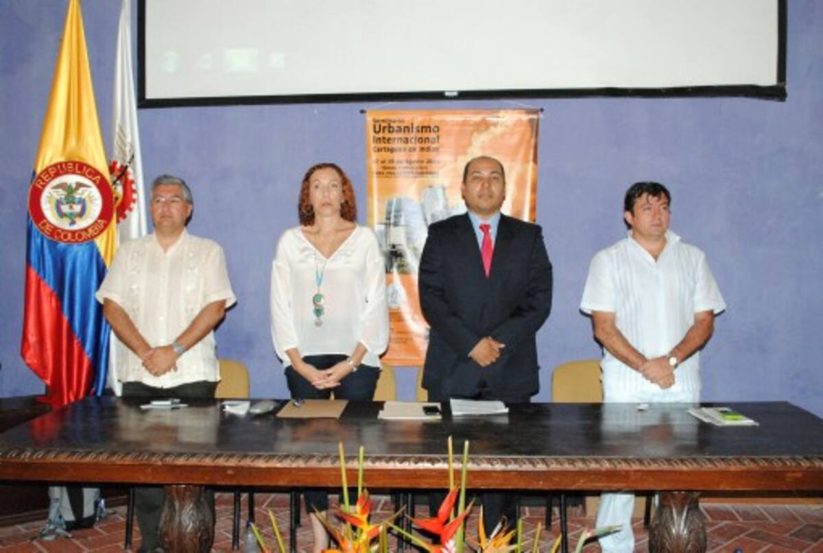 En la foto durante la instalación de izquierda a derecha: Sergio Padilla y Mayra Redondo, de la Universidad Autónoma Metropolitana de México; Leopoldo Villadiego Coneo de la Universidad de cortesia
