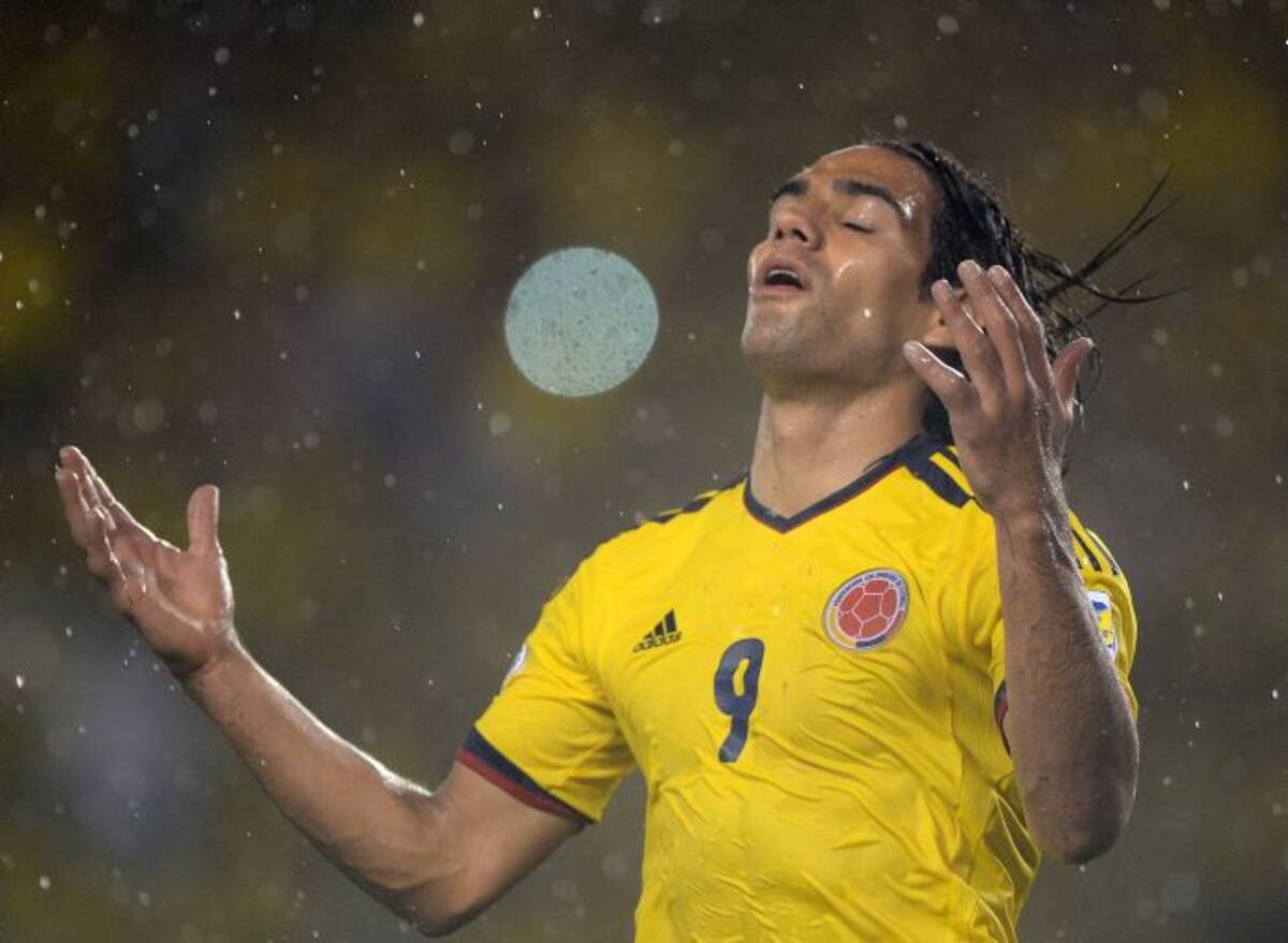 Radamel Falcao celebrando el gol concretado por James Rodríguez. AFP LUIS ACOSTA