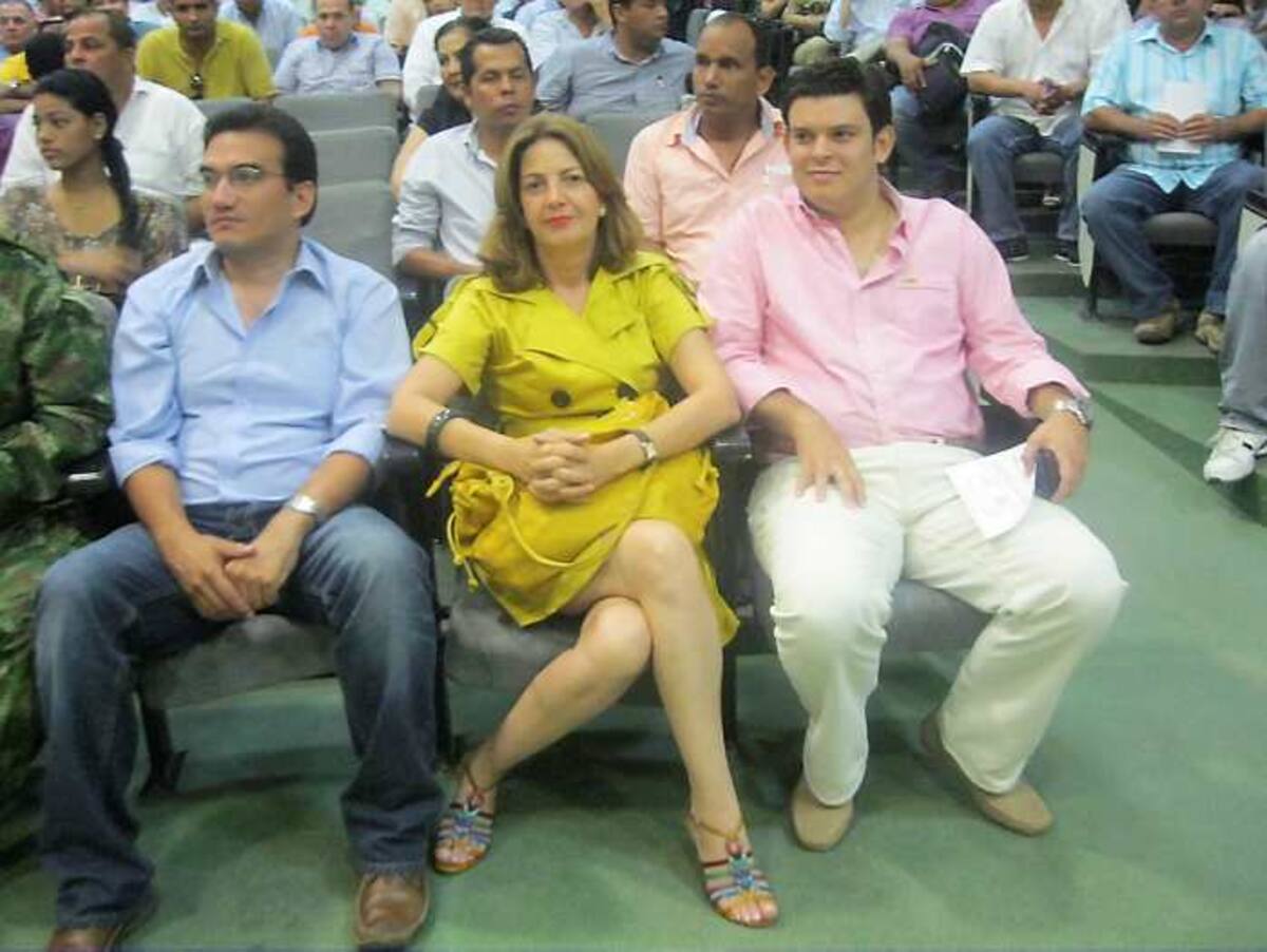 Alejandro Lyons junto a dos de los nuevos diputados, Leonor Teresa Martínez y Remberto Tapia.
