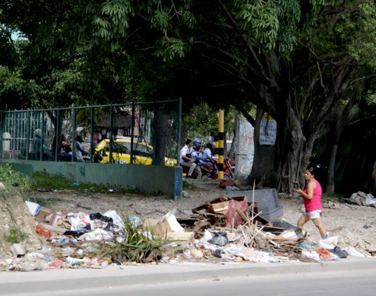 Los basureros satélites se ven por todas partes. Este hace parte del "paisaje visual" en el barrio El Campestre. Zenia Valdelamar-El UNIVERSAL