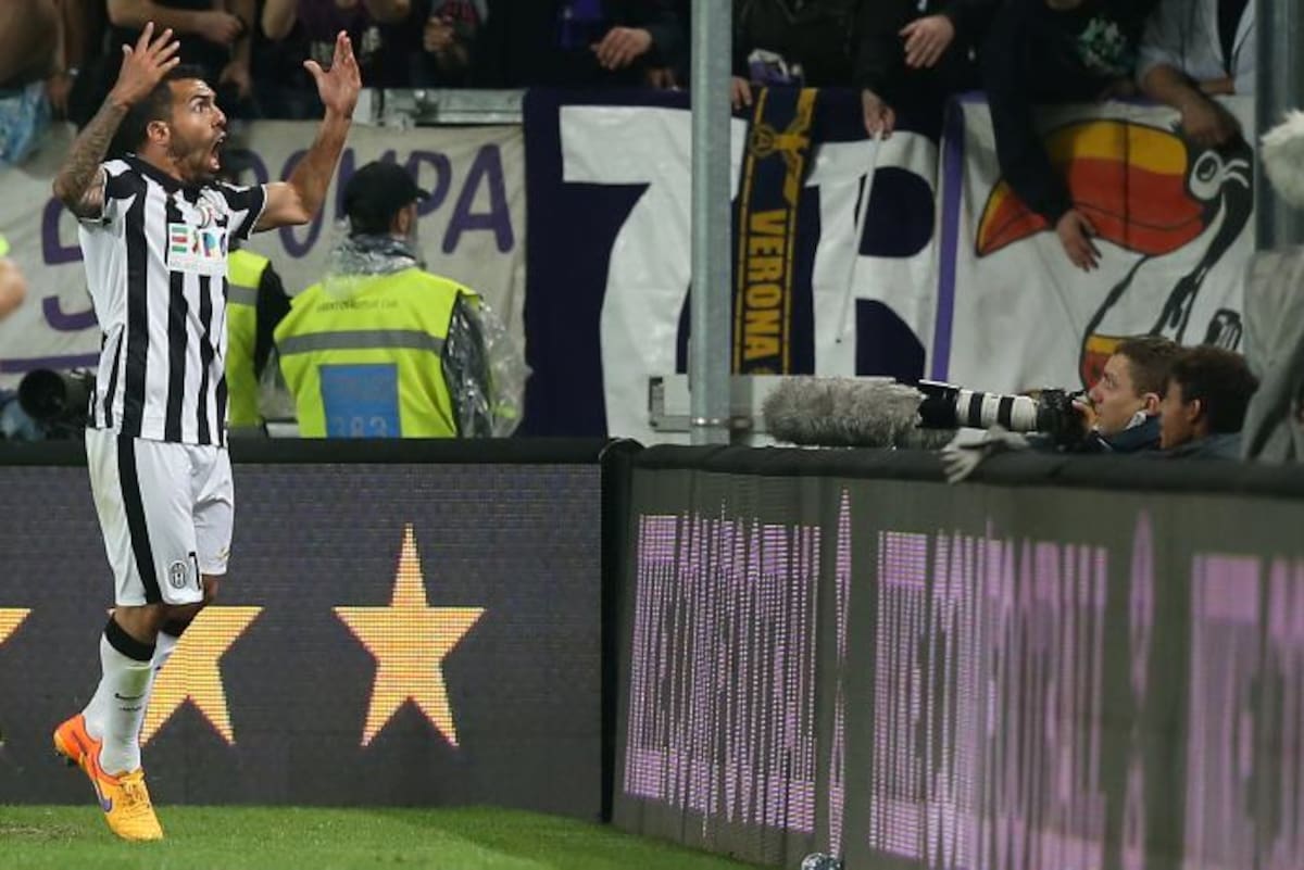 Carlos Tevez anotó dos goles en la victoria de la Juventus por 3-2 ante la Fiorentina. AFP MARCO BERTORELLO