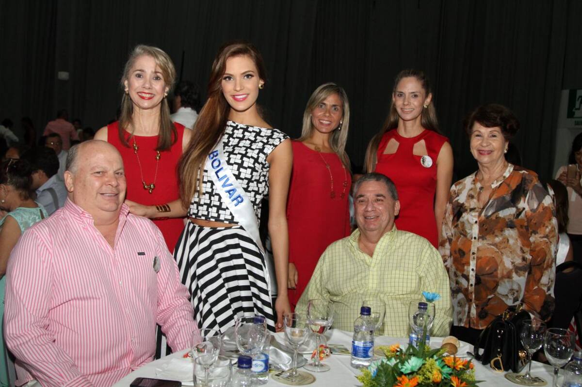 De pie: Alicia Piñeres de Cepeda; la Señorita Bolívar, Alejandra Camacho Piñeres; Ana María Piñeres, Diana Piñeres de Camacho y Cecilia Pinzón; sentados: Pedro Camacho y Arturo Cepeda Fotos MARUJA PARRA/EL UNIVERSAL/
