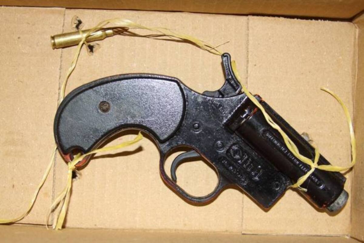 A uno de los capturados se le encontró una pistola de bengala en arma de fuego.