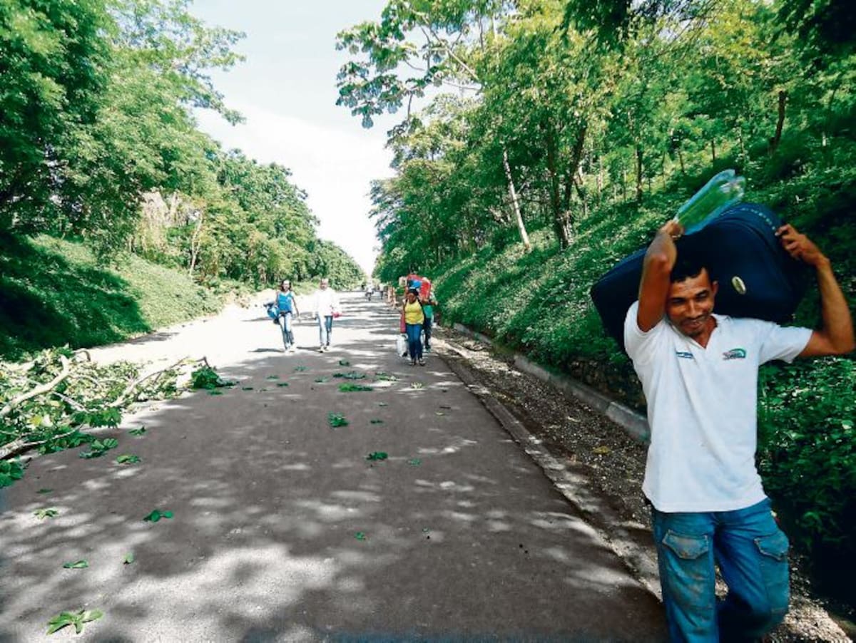 Poco a poco se restableció el tránsito entre Montería y la zona de Urabá luego de un bloqueo de más de 30 horas.