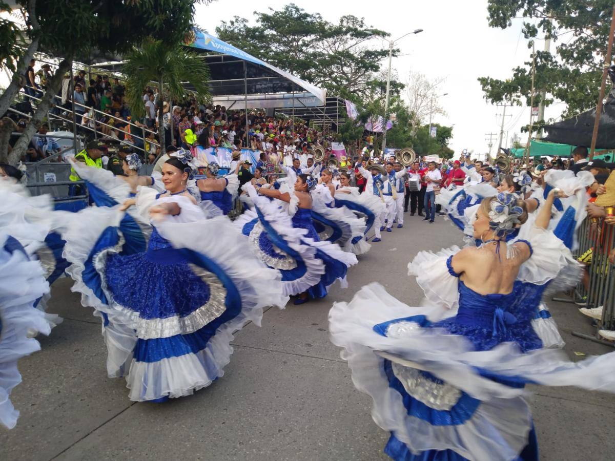Cientos de espectadores en palcos y apostados en las vías disfrutaron del desfile. // Manuel Santiago Pérez. El Universal,