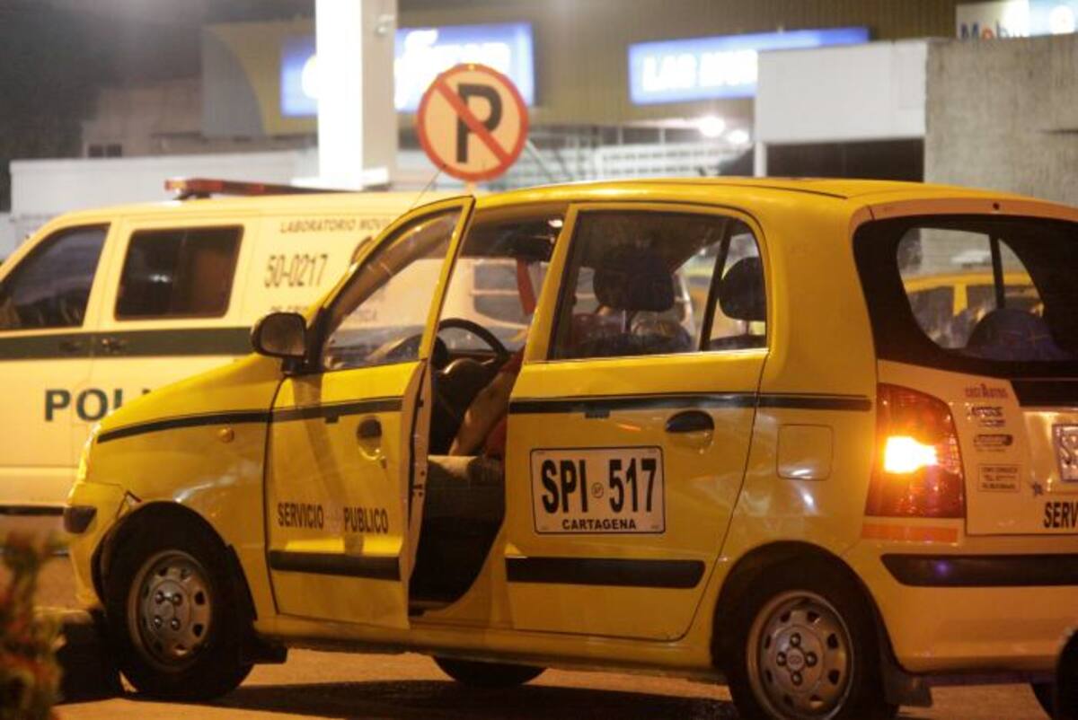El taxi de placas SPI 517, terminó estacionado frente al CAI de Ceballos. Nayib Gaviria Amador