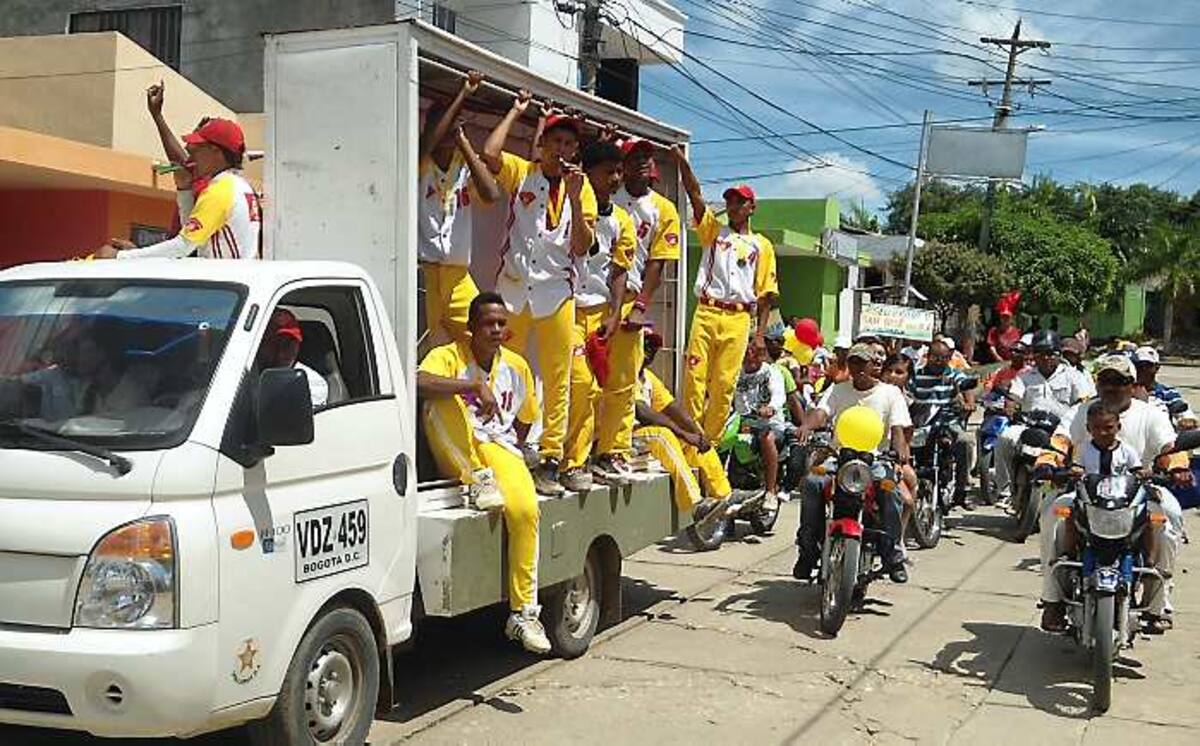 Los peloteros campeones de San Antero durante el desfile del título de béisbol en las calles y avenidas.