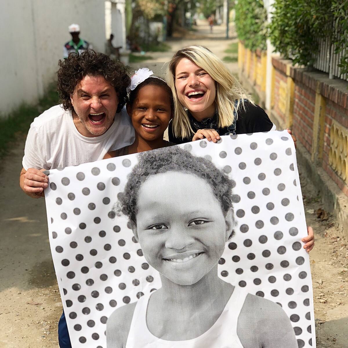 "Es muy especial sentir la alegría, afecto, inteligencia, espontaneidad y creatividad de estos niños en el momento de descubrir un nuevo lenguaje por medio de la fotografía. Su habilidad y sensibilidad, su destreza para manipular y perfeccionar ese arte en tan solo semanas de enseñanza. Así como es gratificante el impacto que iniciativas de este tipo hacen en sus profesores, padres, vecinos y su gente”: Luigerman Gómez. Cortesía 100 Cámaras