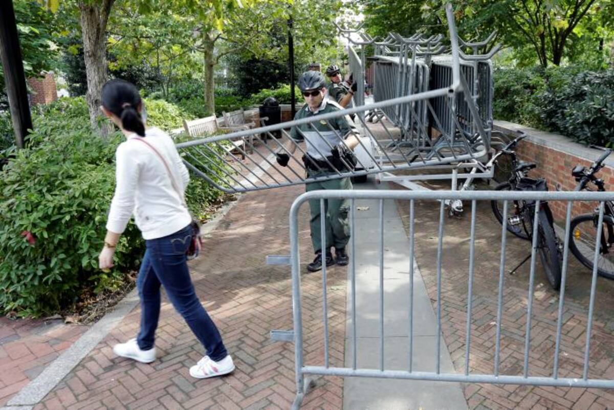 Un empleado federal pone barricadas al Parque Nacional Histórico debido al cierre parcial del gobierno. AP Carolyn Kaster