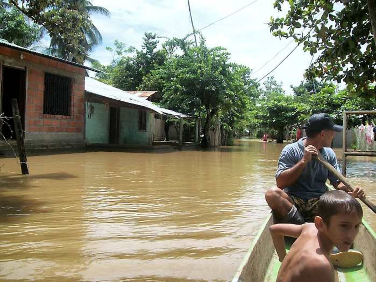 Una vez más habitantes de poblaciones como “El Puente” en La Apartada se encuentran con el agua al cuello.