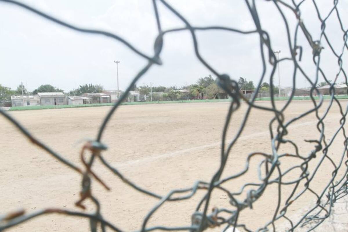 El campo de sóftbol podría ser un espacio para salvar jóvenes, pero sus condiciones no son las mejores. FOTO JULIO CASTAÑO-EL UNIVERSAL