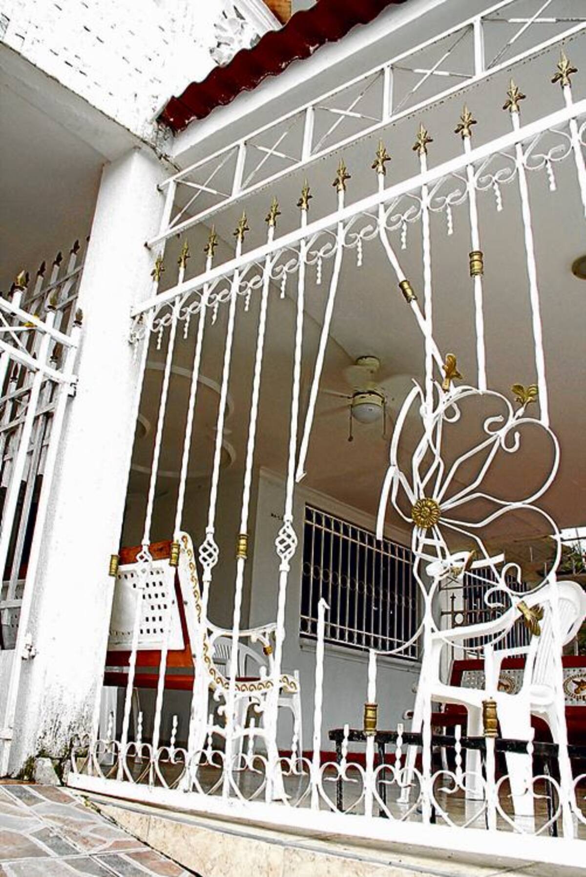 Algunos creen que los delincuentes usaron acetileno para romper las rejas de la terraza.