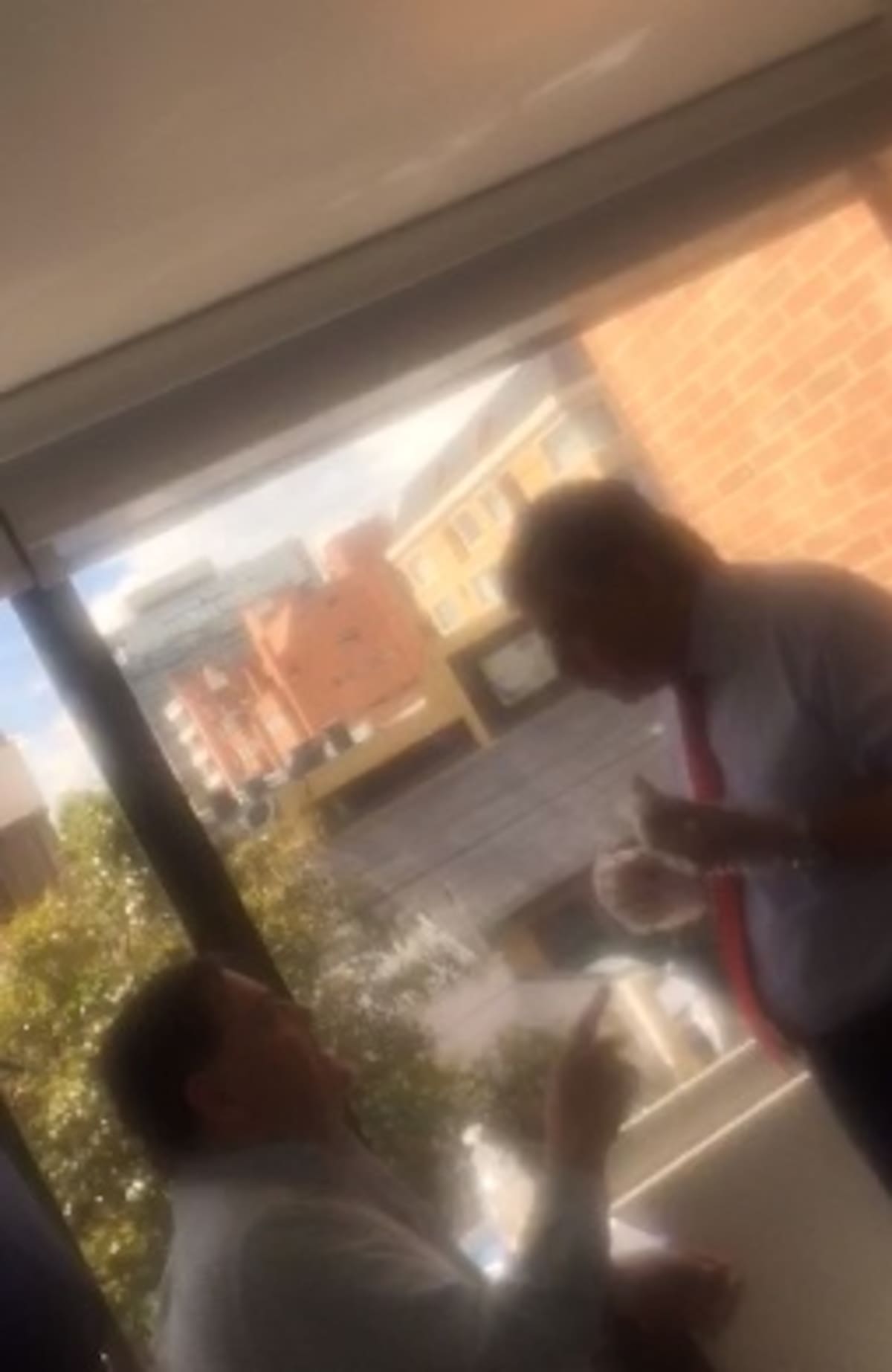 Álvaro García Romero y Edgar Martínez Romero aparecen conversando en un video divulgado por las redes sociales. Captura de video