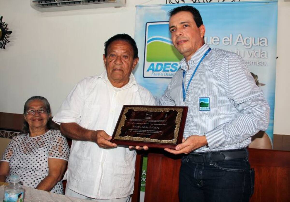 Pedro Gutiérrez Bahoque, gerente de Aguas de la Sabana, manifestó que han hecho este reconocimiento para que Rubén Darío Salcedo viva mejor. Manuel Santiago Pérez - El Universal