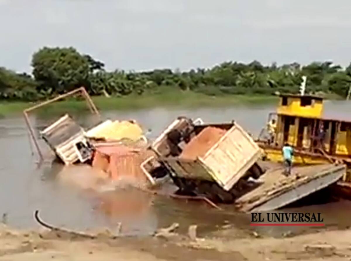 Las volquetas se volcaron por el borde del ferry cayéndose y hundiéndose en el agua. OLIVER DUGLAN GÓMEZ SIMANCAS