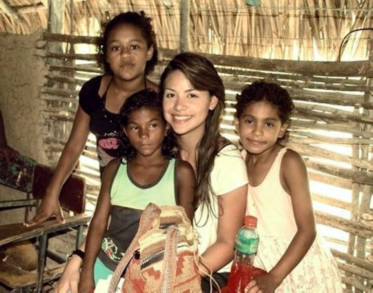 Tatiana Nájera con un grupo de niños en los Montes de María. Cortesía