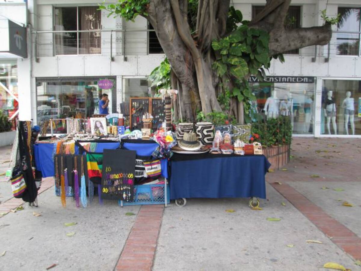 Los vendedores informales que fueron reubicados en otros sitios de la Avenida San Martín, dicen no tener las mejores condiciones para seguir trabajando. ANGÉLICA BLANCO, GENTE BAHÍA - EL UNIVERSAL
