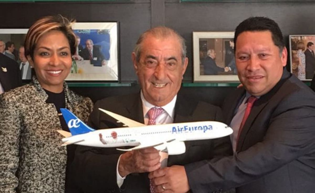 Manolo Duque y Zully Salazar se reunieron el 20 de enero en España con el presidente del grupo Globalia, Juan José Hidalgo. Foto: Archivo