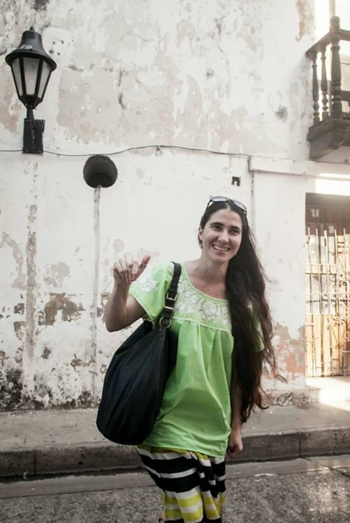 La bloguera cubana, Yoani Sánchez, en las calles del Centro Histórico.