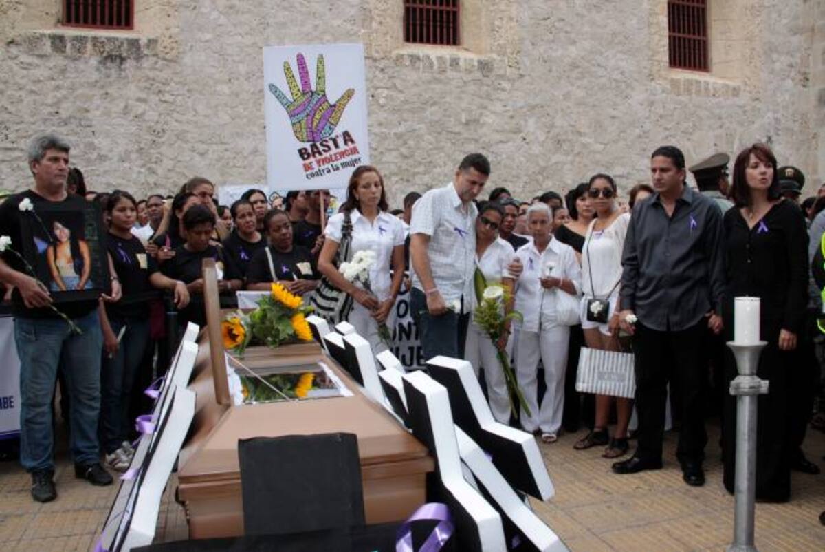 Los padres de Angélica Gutiérrez, vestidos de blanco y con flores en las manos participaron de la manifestación . ZENIA VALDELAMAR EL UNIVERSAL
